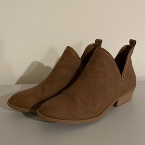 Universal Thread size 9 brown faux suede ankle booties